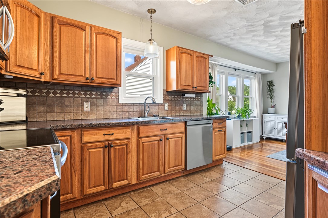 19 Anoka Road Warwick, RI 02889 - Photo 6 of 41 Gallery Image 6