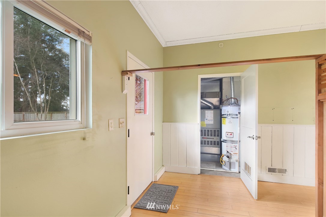 171 East Pole Road Lynden, WA 98264 - Photo 21 of 39 a view of a bathroom with a shower and a window