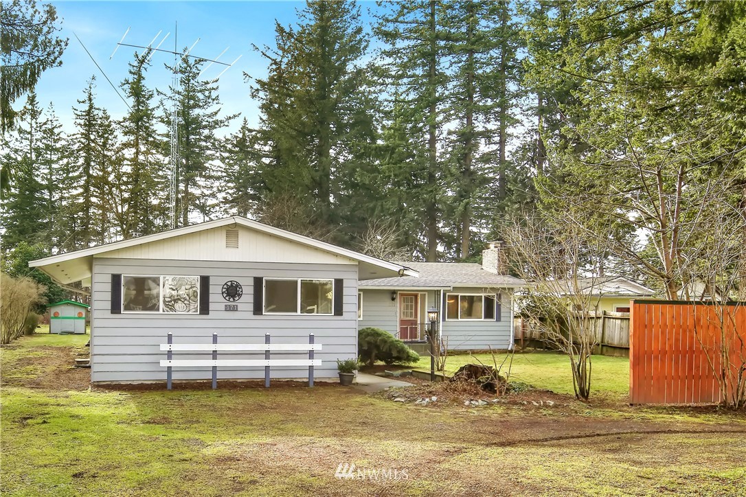 171 East Pole Road Lynden, WA 98264 - Photo 39 of 39 a front view of a house with a garden