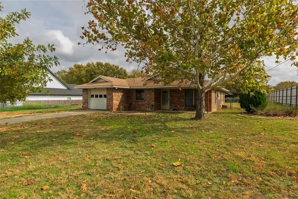 $245,000 | 401 Berryhill Drive, Springtown, TX 76082