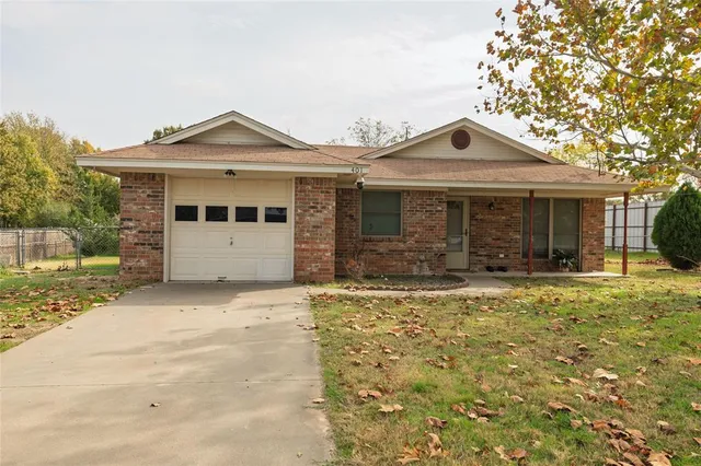 $248,900 | 401 Berryhill Drive, Springtown, TX 76082