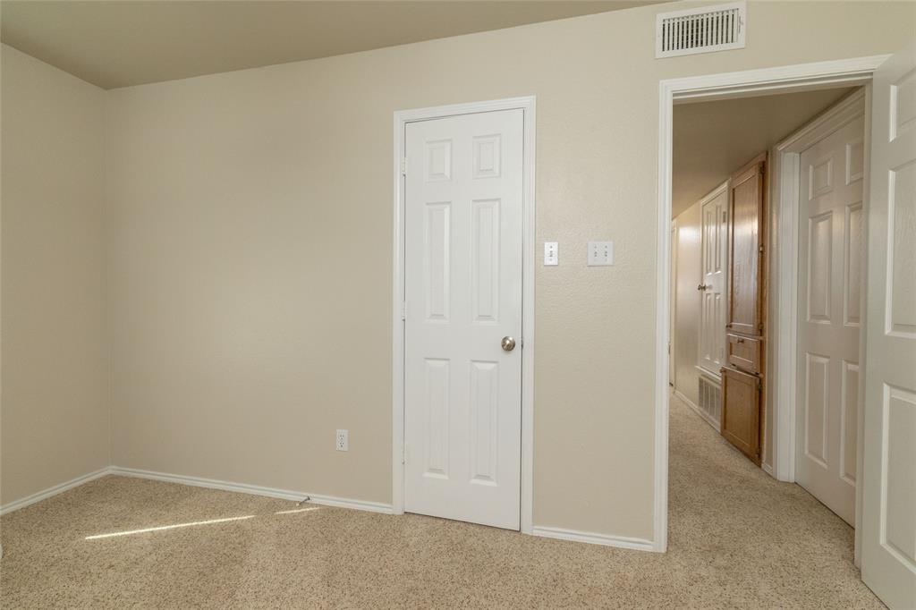 401 Berryhill Drive Springtown, TX 76082 - Photo 17 of 26 an empty room with closet and mirror
