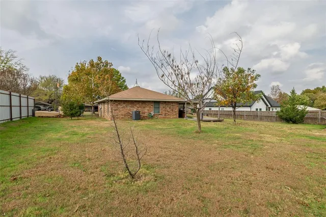 $248,900 | 401 Berryhill Drive, Springtown, TX 76082