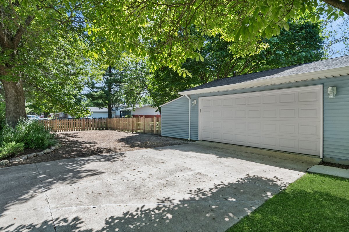 28W691 Leverenz Road Naperville, IL 60564 - Photo 2 of 29