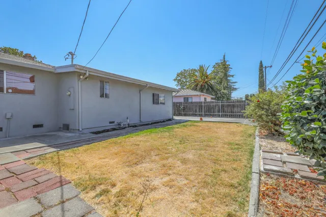 a view of a backyard