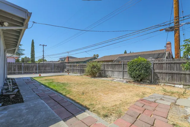 a view of a backyard