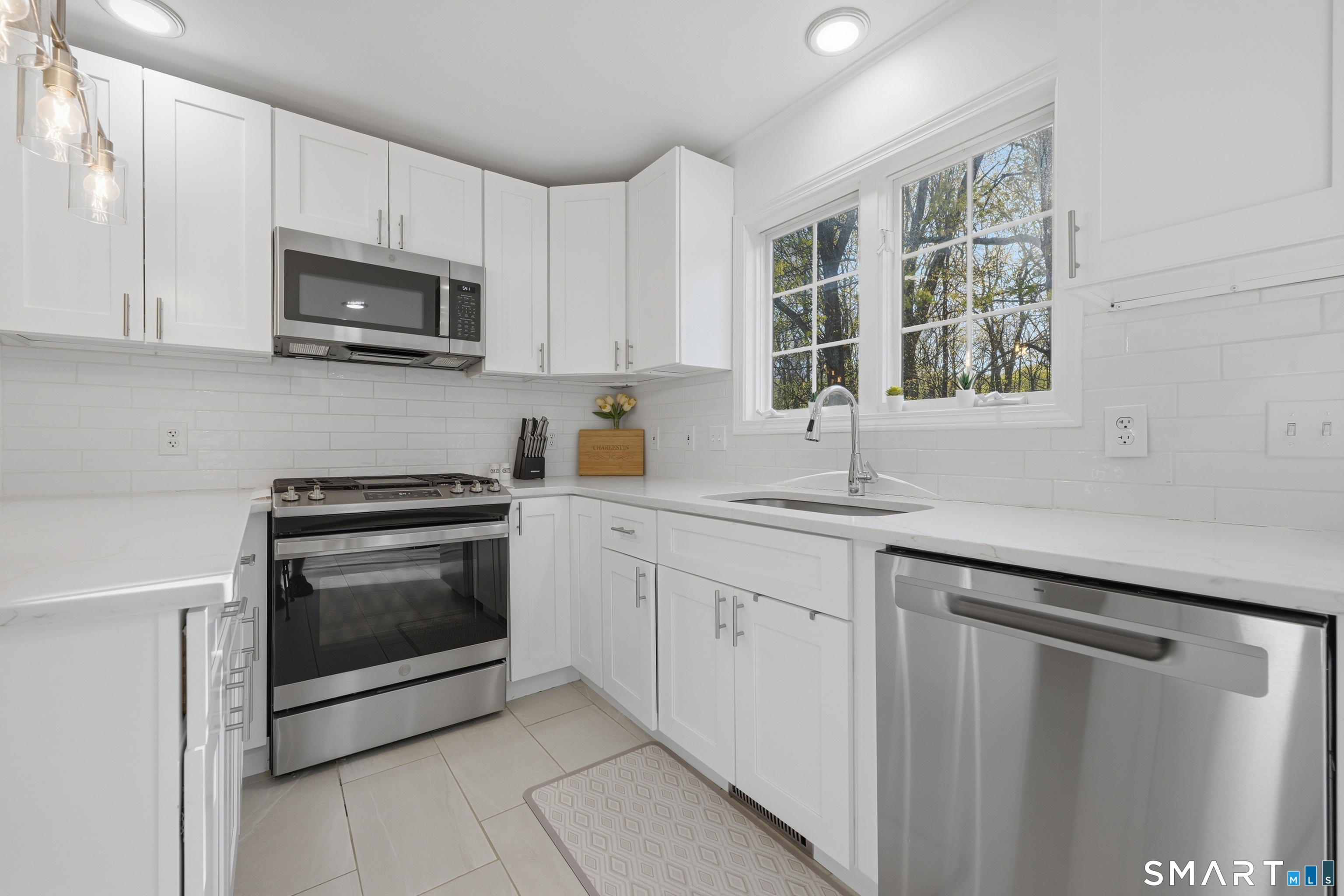 47 Dunbar Lane Hamden, CT 06514 - Photo 8 of 31