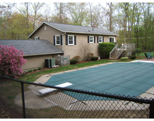 86 Purgatory Road Sutton, MA 01590 - Photo 6 of 16 a front view of a house with garden