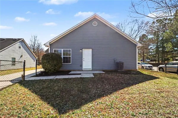 a view of a house with a yard