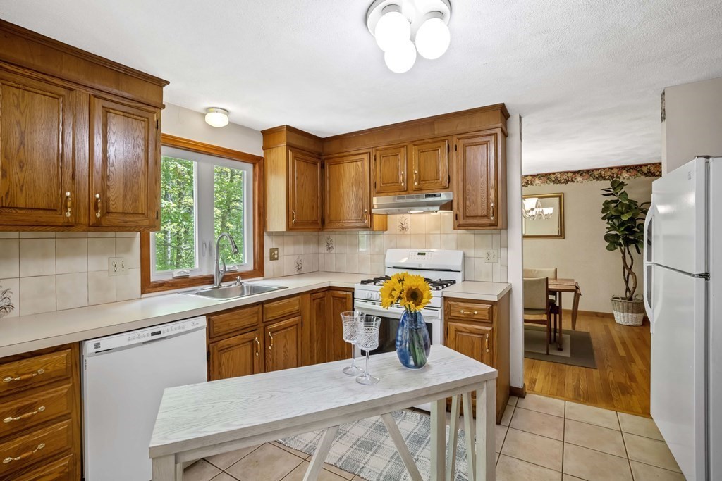 76 Lakeview Road Foxboro, MA 02035 - Photo 11 of 36 Gallery Image 11