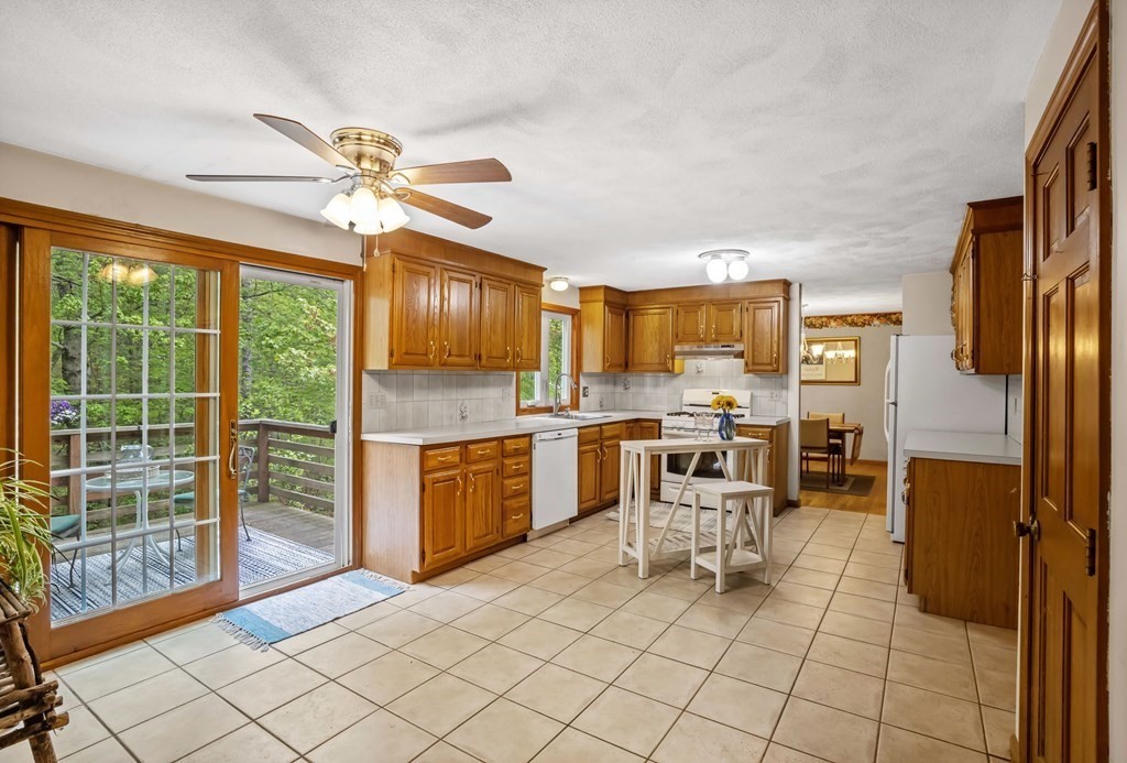 76 Lakeview Road Foxboro, MA 02035 - Photo 12 of 36 Gallery Image 12