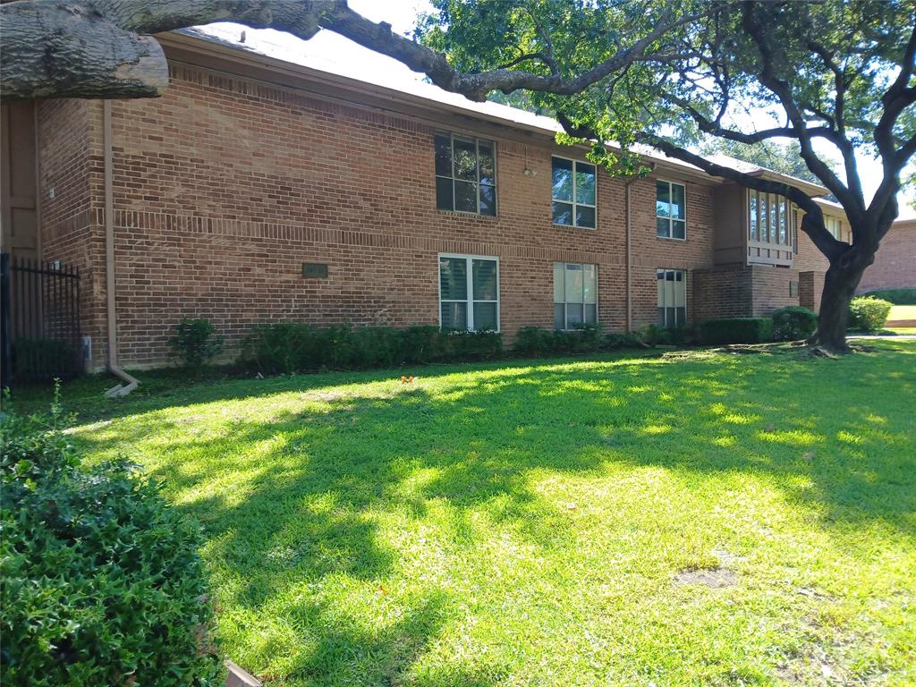 10536 Stone Canyon Road, Unit 216 Dallas, TX 75230 - Photo 2 of 19 a backyard of a house with lots of green space
