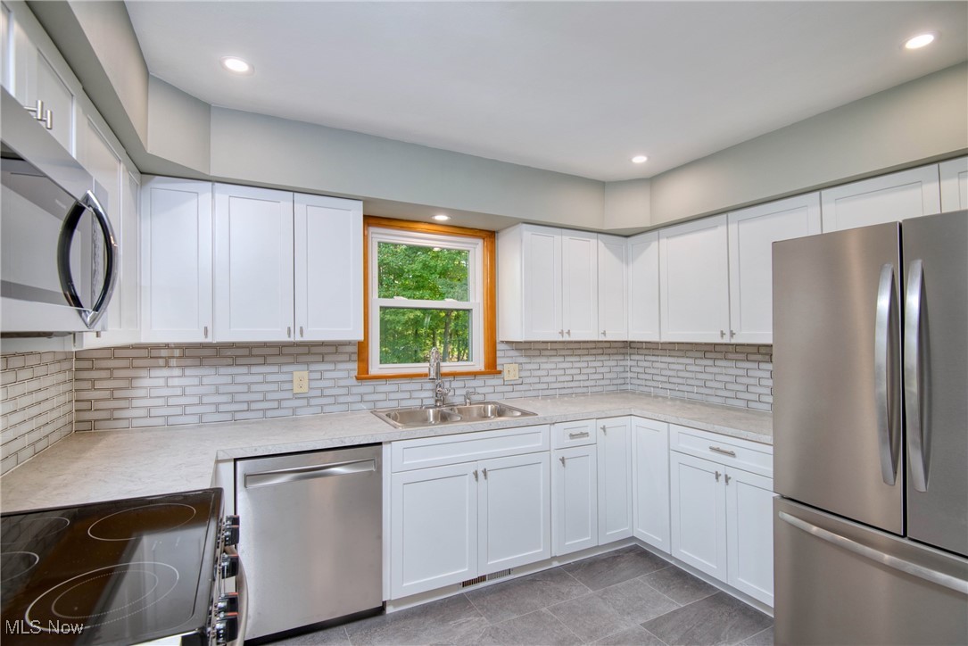 9550 Lisbon Road Canfield, OH 44406 - Photo 6 of 31 Gorgeous kitchen, brand new cabinets, flooring and backsplash