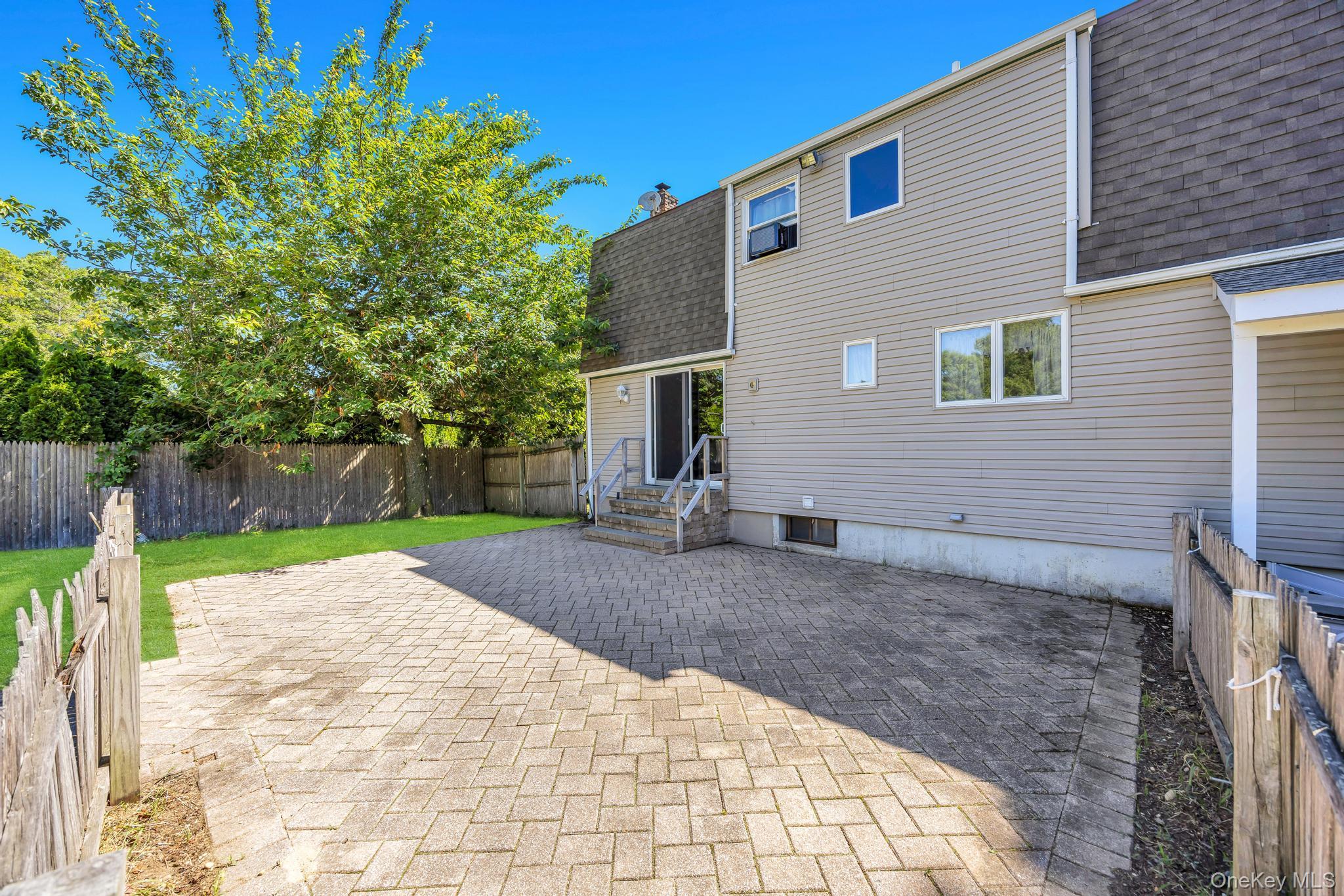 358 Holbrook Road Ronkonkoma, NY 11779 - Photo 10 of 42