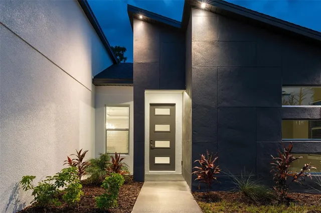 a view of an entryway of the house