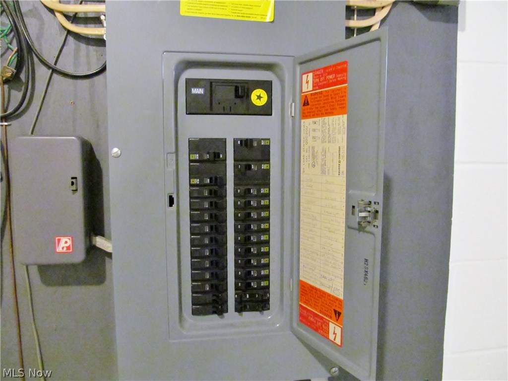606 Caine Road Akron, OH 44312 - Photo 25 of 33 200 AMP Service!
