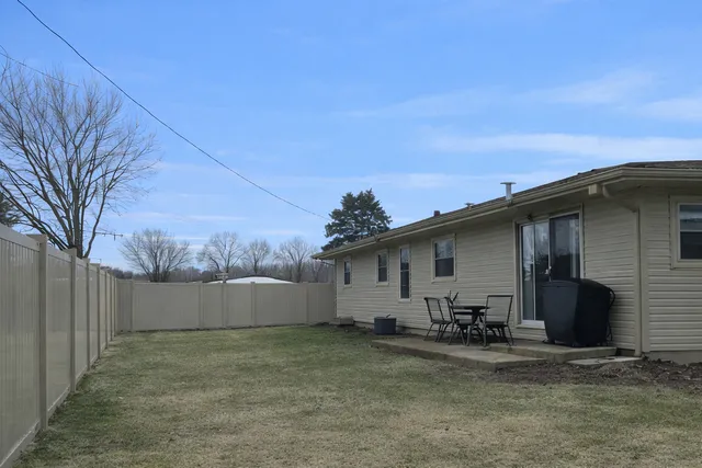 a view of a house with backyard