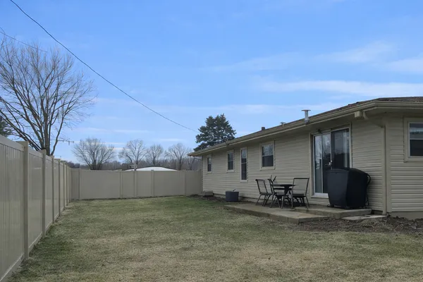 a view of a house with backyard