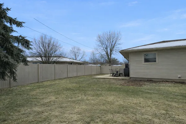 a view of a backyard