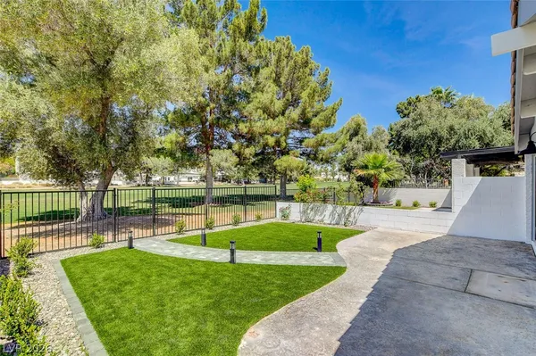$2,800 | 2999 Bel Air Drive, Las Vegas, NV 89109