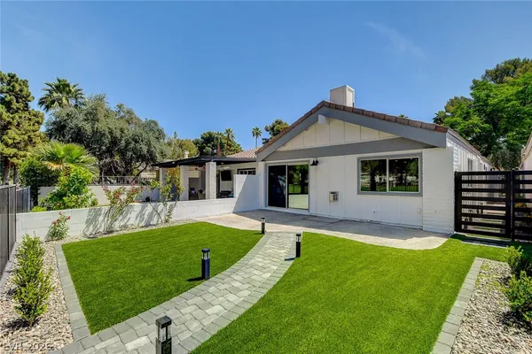 $2,800 | 2999 Bel Air Drive, Las Vegas, NV 89109