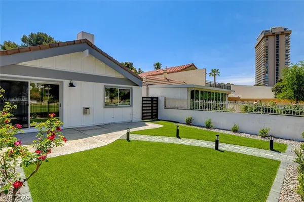 $2,800 | 2999 Bel Air Drive, Las Vegas, NV 89109