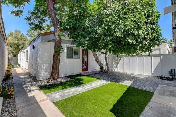 $2,800 | 2999 Bel Air Drive, Las Vegas, NV 89109