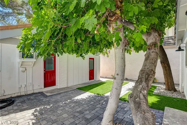 $2,800 | 2999 Bel Air Drive, Las Vegas, NV 89109