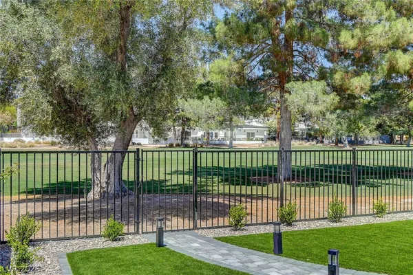 $2,800 | 2999 Bel Air Drive, Las Vegas, NV 89109