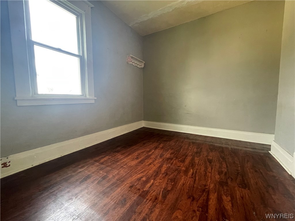 175 Freund Street Buffalo, NY 14215 - Photo 22 of 33 VACANT front upper unit