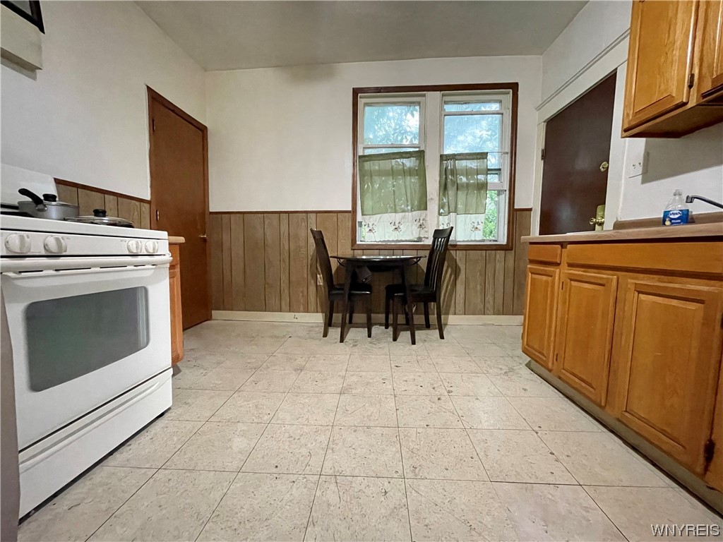 175 Freund Street Buffalo, NY 14215 - Photo 27 of 33 upper rear unit