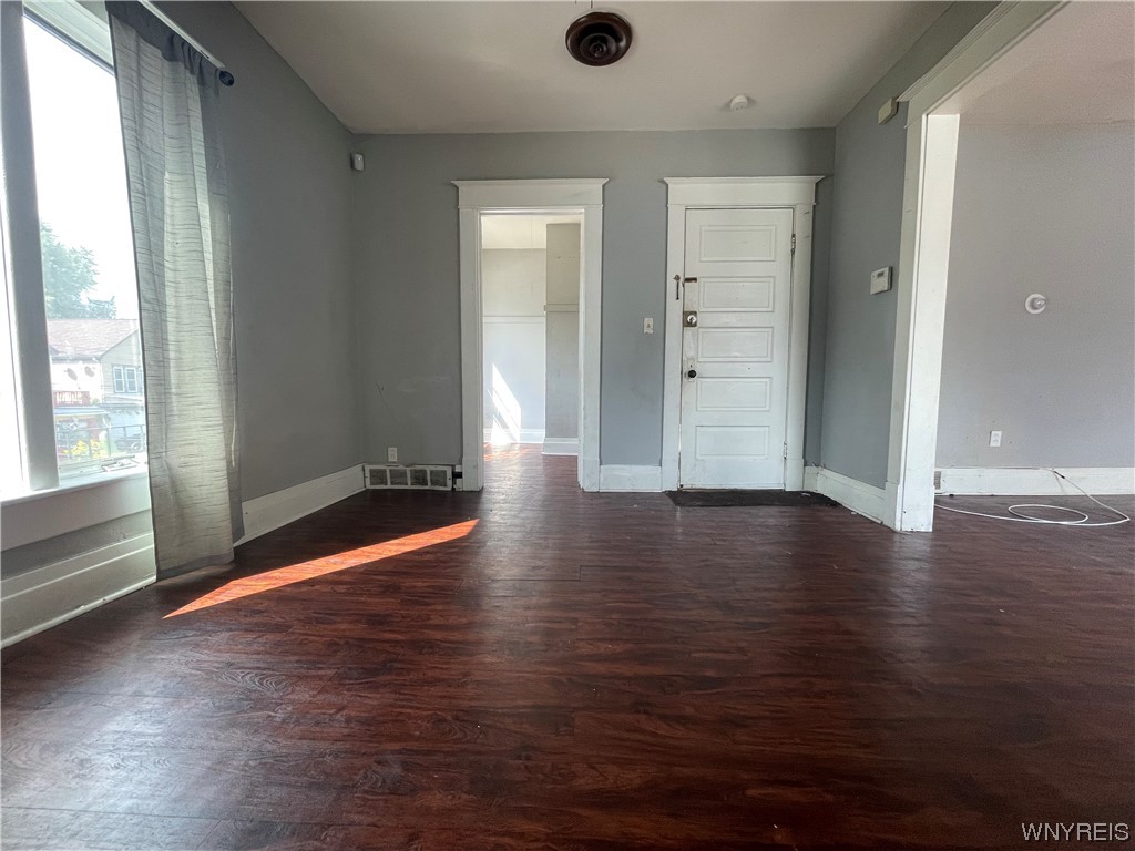 175 Freund Street Buffalo, NY 14215 - Photo 8 of 33 VACANT front upper unit