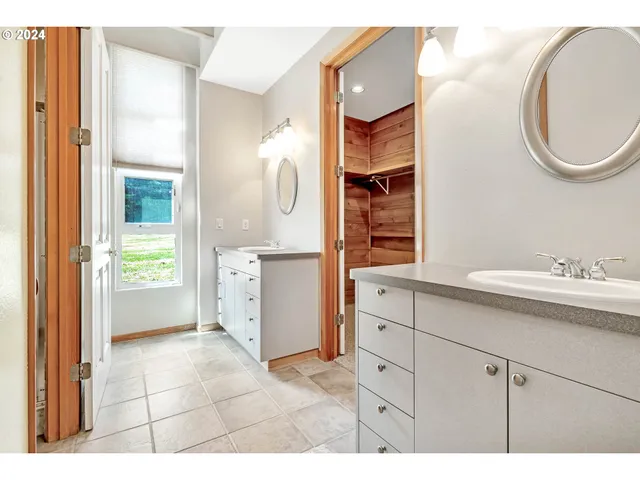 a picture of a bathroom