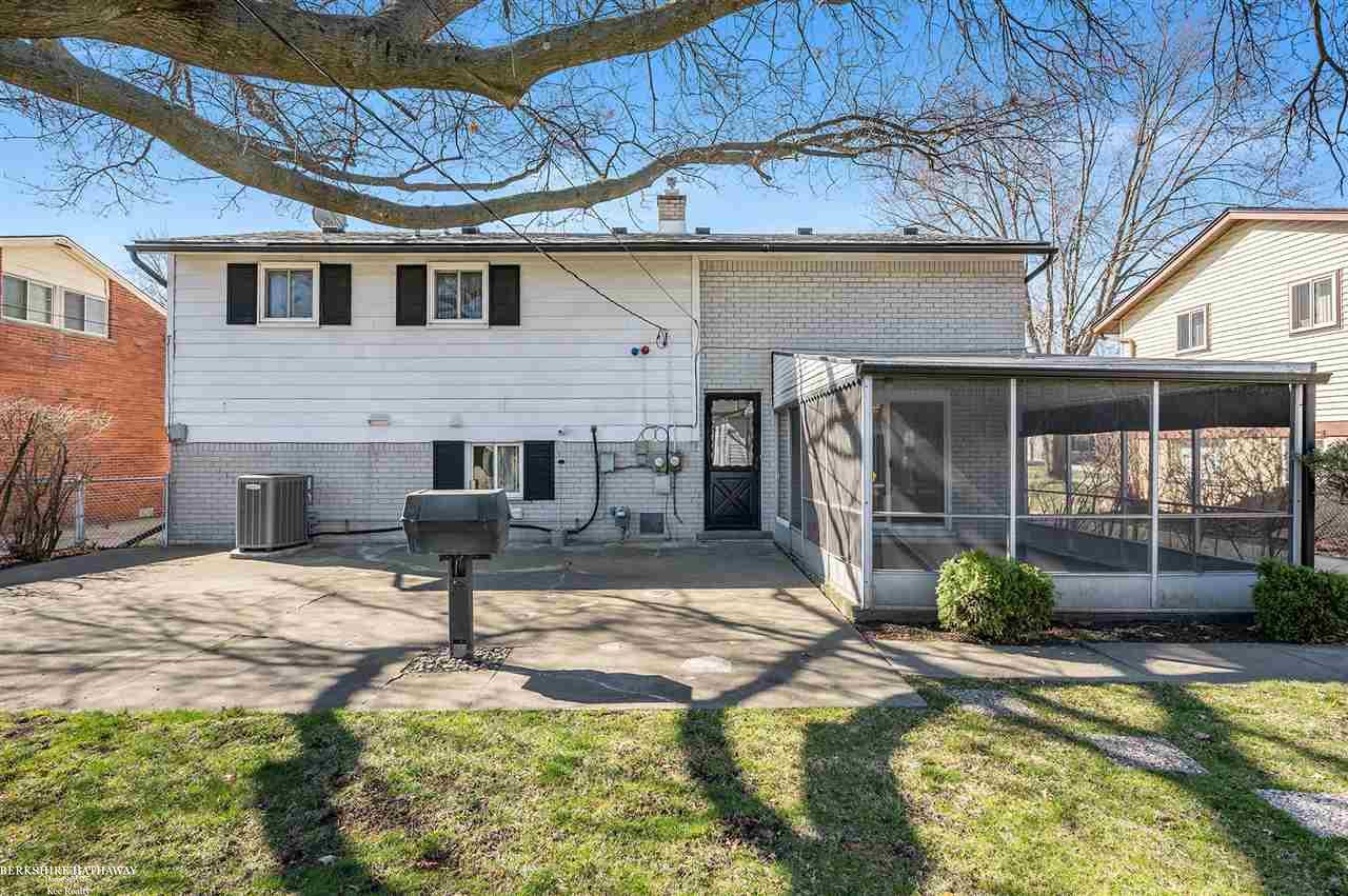 29546 Curtis Road Livonia, MI 48152 - Photo 25 of 29 50038142-24.JPG