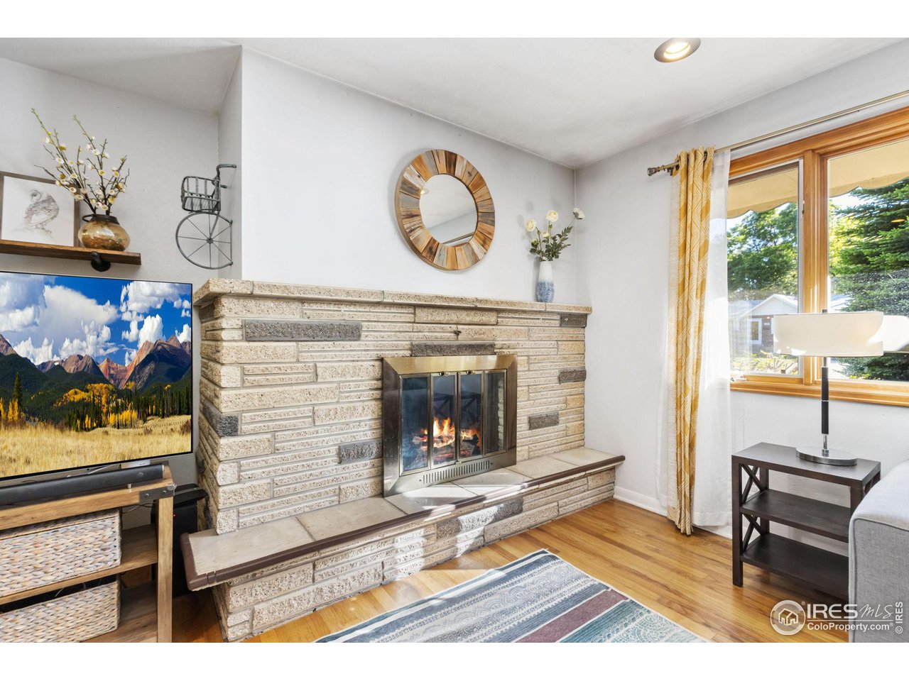 Living Room Brick Gas Fireplace and Mantel.