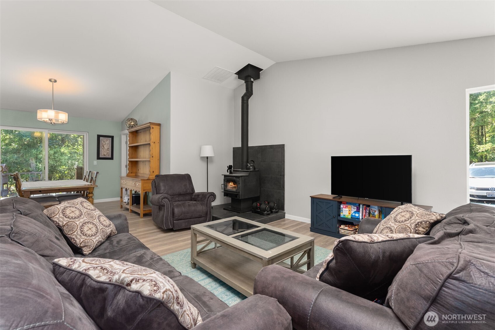 317 Cousins Road Chehalis, WA 98532 - Photo 8 of 40 a living room with furniture and a flat screen tv