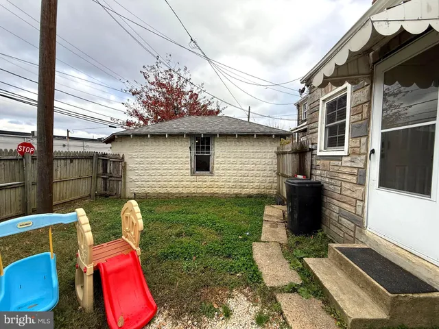a front view of house with yard space