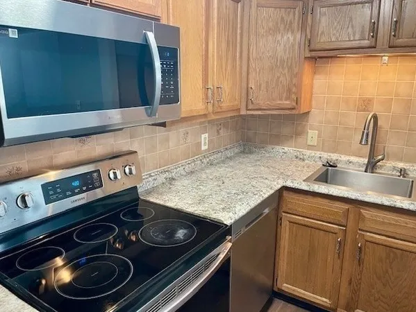 $1,795 | 616 Boston Post Road East, Unit 9, Marlborough, MA 01752