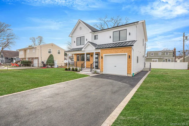 $899,990 | 115 Riviera Parkway, Lindenhurst, NY 11757