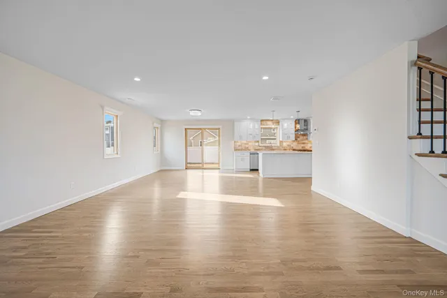 $899,990 | 115 Riviera Parkway, Lindenhurst, NY 11757