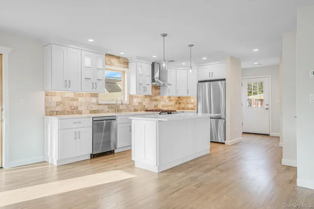 $899,990 | 115 Riviera Parkway, Lindenhurst, NY 11757