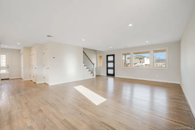 $899,990 | 115 Riviera Parkway, Lindenhurst, NY 11757