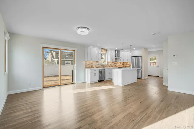 $899,990 | 115 Riviera Parkway, Lindenhurst, NY 11757