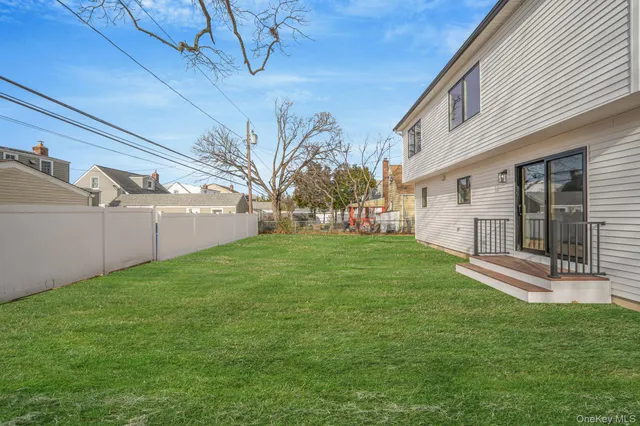 $899,990 | 115 Riviera Parkway, Lindenhurst, NY 11757