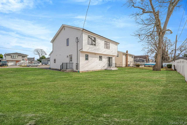 $899,990 | 115 Riviera Parkway, Lindenhurst, NY 11757