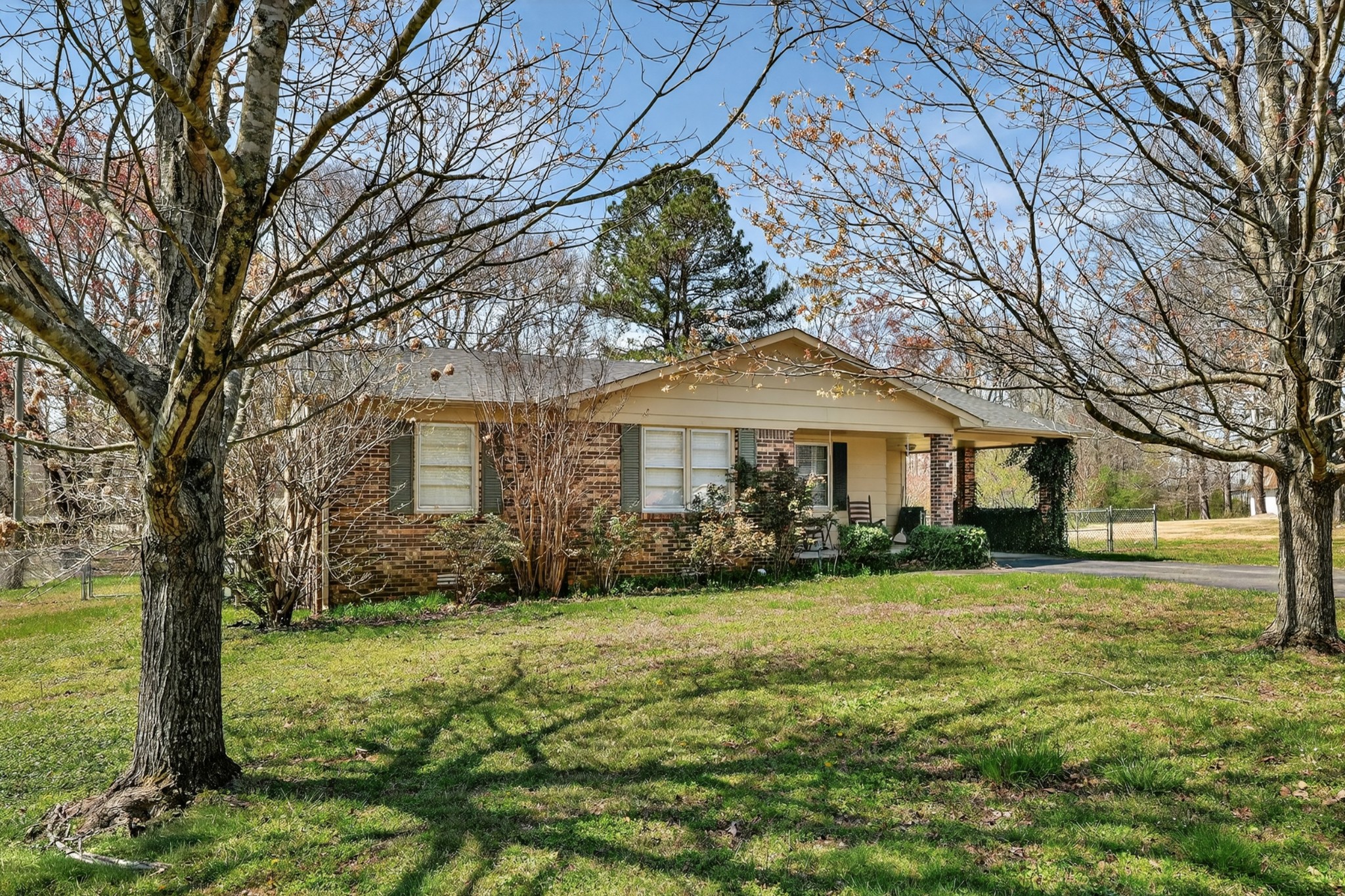 18 Town Road Fayetteville, TN 37334 - Photo 2 of 22 a front view of a house with a yard