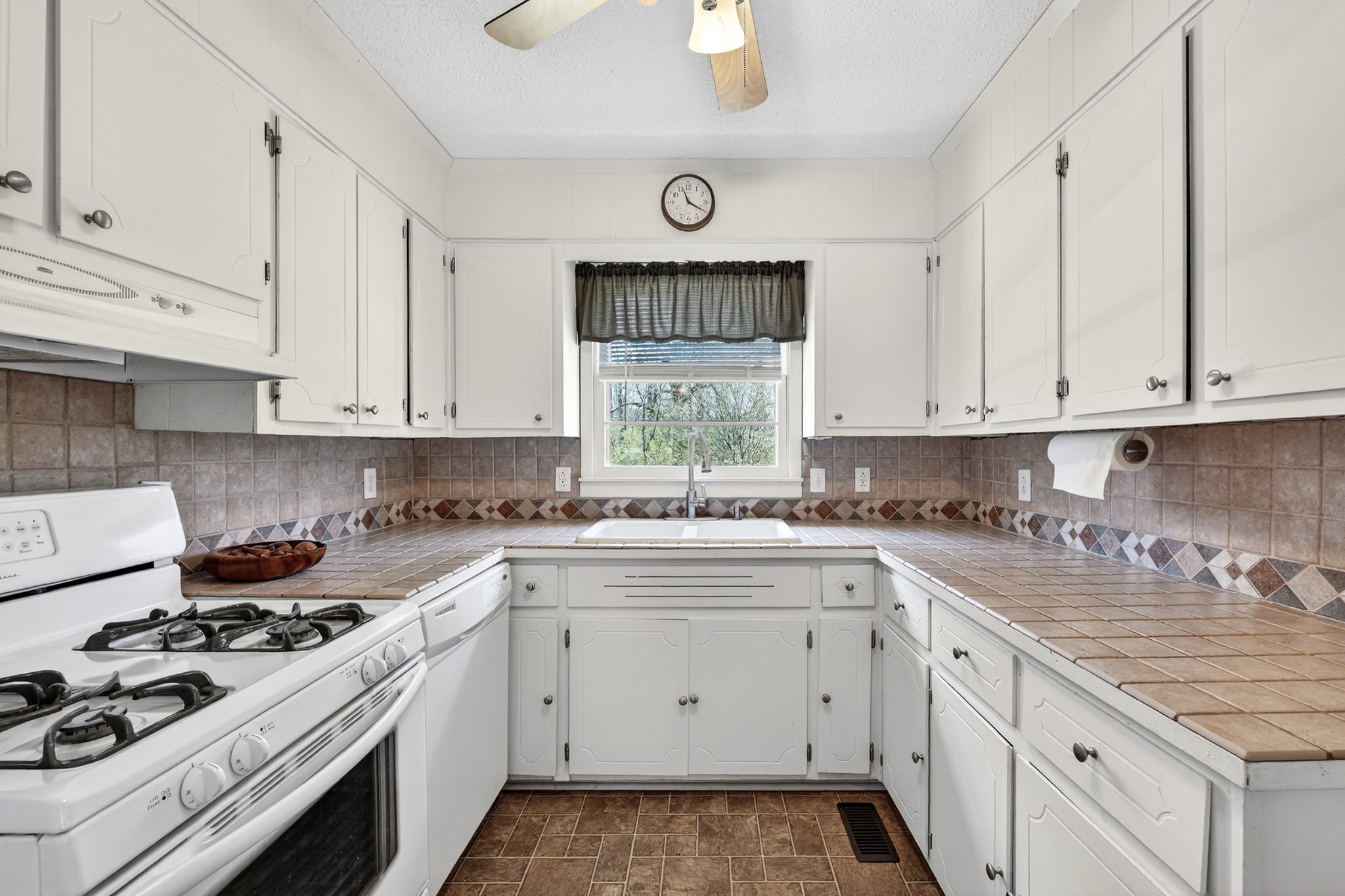 18 Town Road Fayetteville, TN 37334 - Photo 8 of 22 a kitchen with cabinets appliances a sink and a window