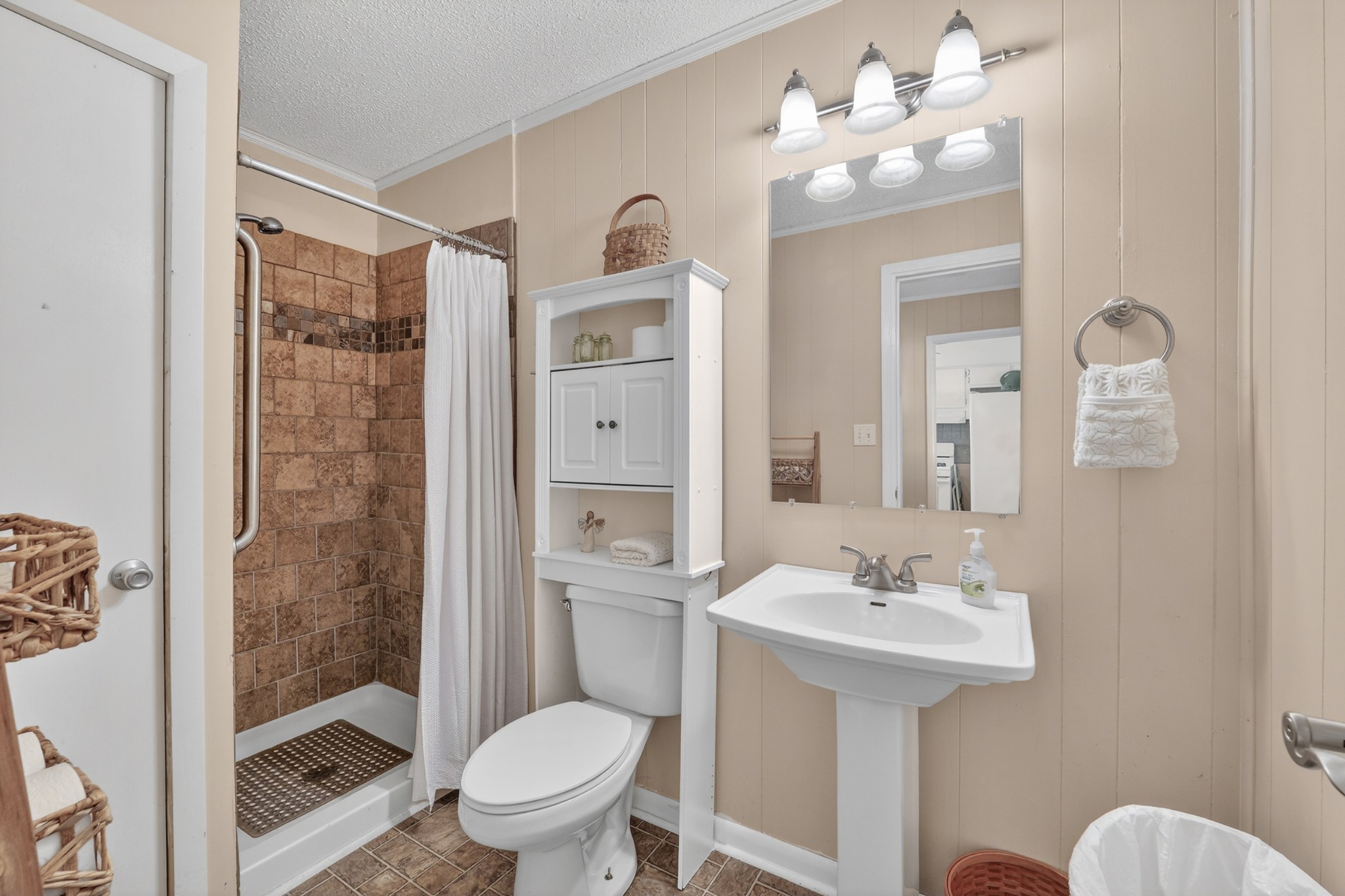 18 Town Road Fayetteville, TN 37334 - Photo 9 of 22 a bathroom with a sink toilet a mirror and shower