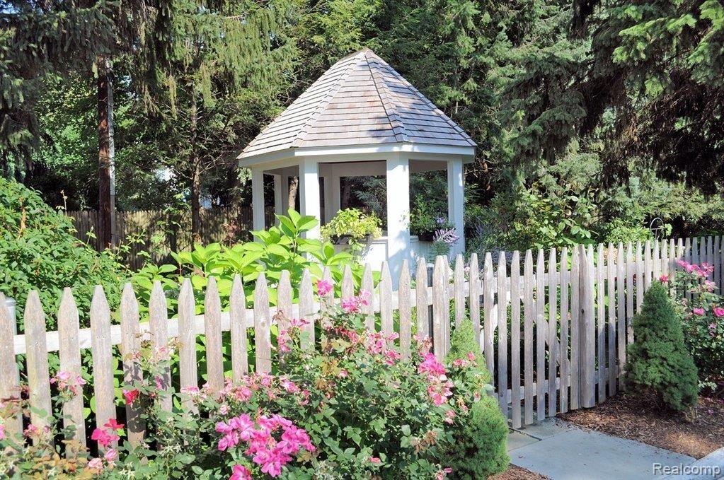 262 Lincoln Road Grosse Pointe, MI 48230 - Photo 29 of 37 262 Lincoln - Gazebo.jpg