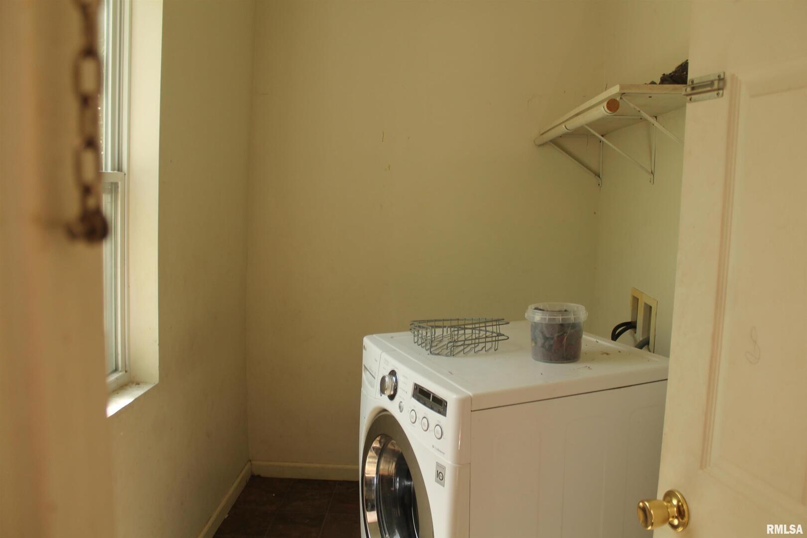 702 West Walnut Street Carbondale, IL 62901 - Photo 11 of 12 a utility room with dryer and washer